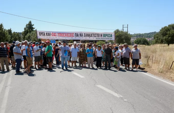 Κραυγή διαμαρτυρίας από τους κατοίκους της Βρίσας 26 μήνες μετά τον σεισμό