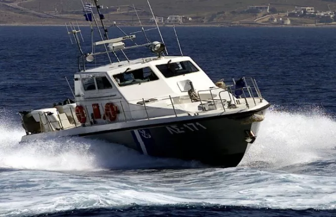 Γυάρος: Έρευνες για εντοπισμό ακυβέρνητου σκάφους με 2 επιβάτες 