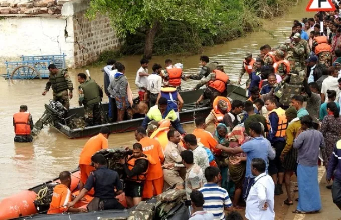 Iνδία: Τουλάχιστον 184 νεκροί από πλημμύρες, 1 εκατομμύριο οι εκτοπισμένοι