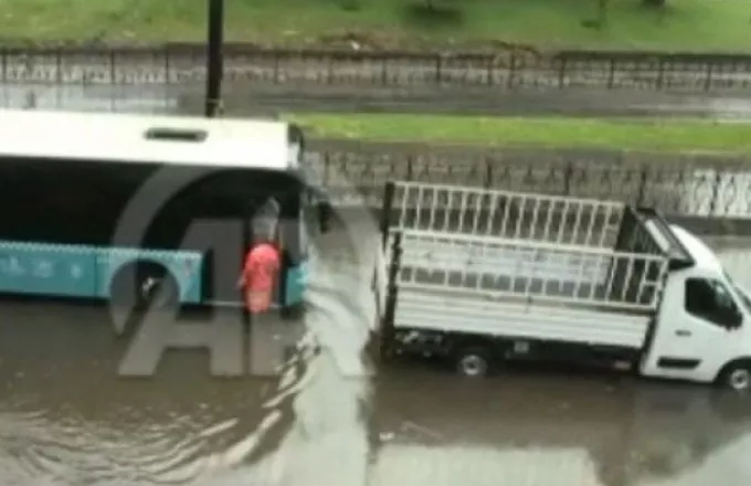 Κωνσταντινούπολη: 1 νεκρός και ζημιές στο Μεγάλο Παζάρι από σφοδρή πλημμύρα
