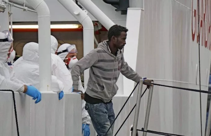 Ιταλία: Τουλάχιστον 130 μετανάστες αποκλεισμένοι σε σκάφος της ακτοφυλακής