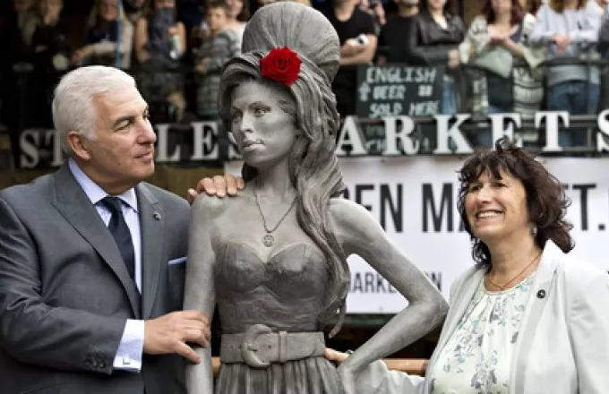 Άγαλμα στη μνήμη της Έιμι Γουάινχαουζ αποκαλύφθηκε στο Λονδίνο