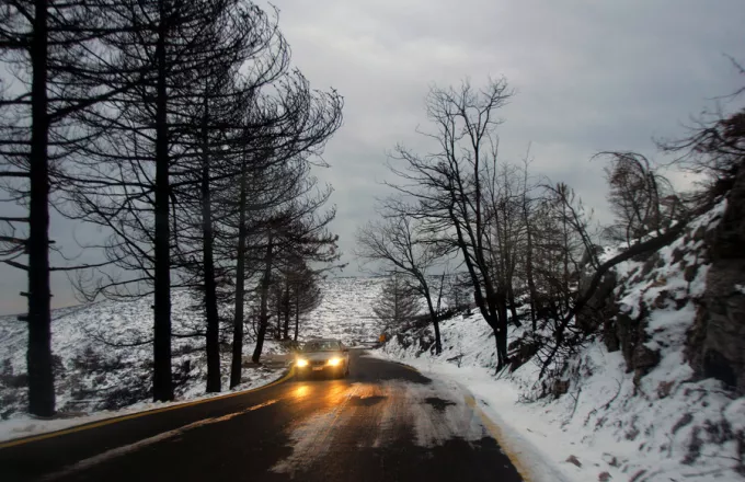 Προβλήματα στα βόρεια της Αττικής προκαλεί η χιονόπτωση