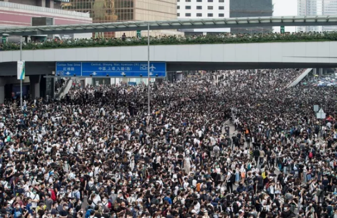 Χονγκ Κονγκ: Βίαιες συγκρούσεις με πλαστικές σφαίρες κατά διαδηλωτών