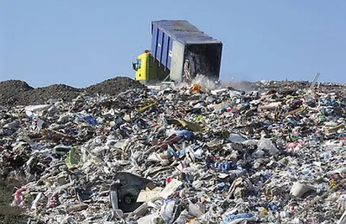 Αντιμέτωπη με νέα πρόστιμα η Ελλάδα για 396 παράνομες χωματερές