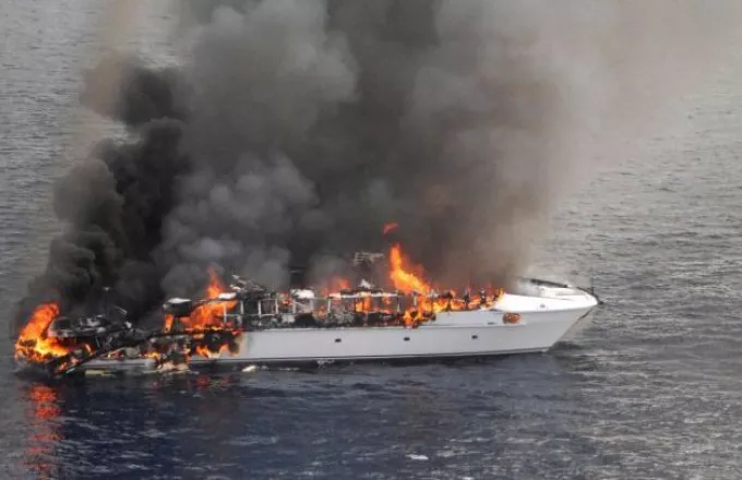 Σκάφος τυλίχθηκε στις φλόγες ανοιχτά της Λευκάδας - Σώοι οι δύο ναυαγοί