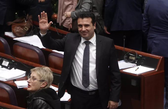 Εγκρίθηκε η αναθεώρηση στα Σκόπια, στην Αθήνα το «μπαλάκι» των Πρεσπών