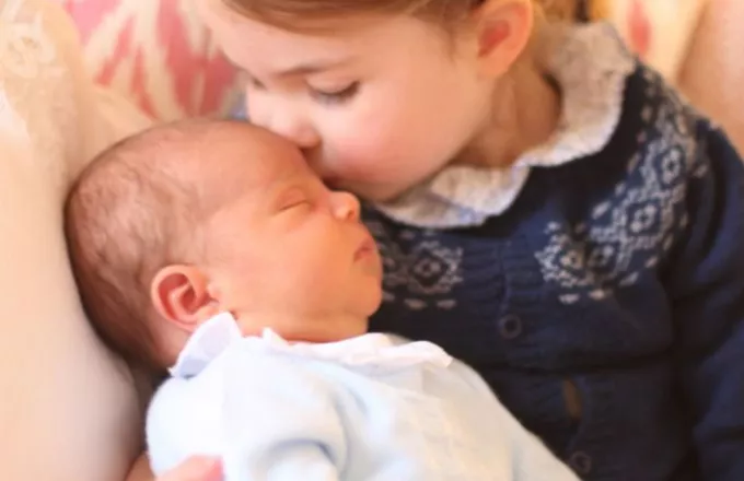 Η βασιλική οικογένεια δημοσιοποίησε τις πρώτες φωτογραφίες του νεογέννητου