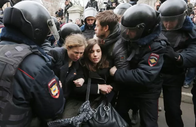 Ρωσία: Καθ' όλα νόμιμες οι συλλήψεις των Pussy Riot που έδρασαν στο Μουντιάλ