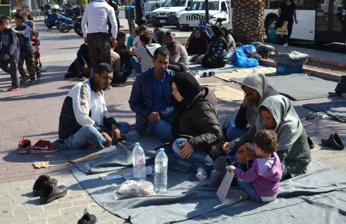 Μυτιλήνη: Συνεχίζεται η κατάληψη προσφύγων στην κεντρική πλατεία