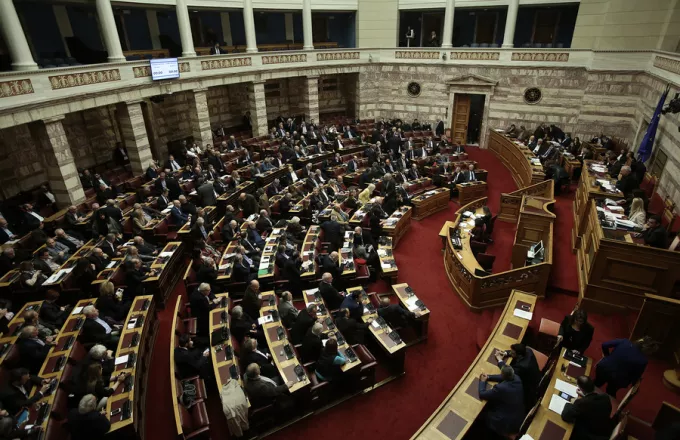 Για το επείγον οι πρώτοι διαξιφισμοί στη Βουλή για το πολυνομοσχέδιο
