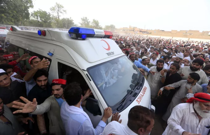 Λουτρό αίματος από επίθεση με βόμβες στο Πακιστάν