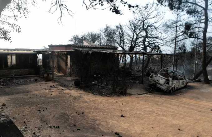 Ολικές καταστροφές σε 2.500 κατοικίες από τις φωτιές, ζημιές σε ακόμη 4.000