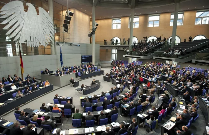 Η γερμανική βουλή ενέκρινε την εκταμίευση των 6,7 δισ. ευρώ στην Ελλάδα