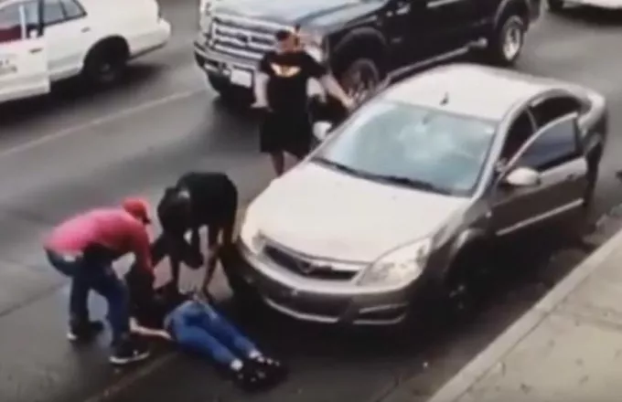 Πήγε να περάσει το δρόμο φορώντας τακούνια και την χτύπησε αμάξι ( Βίντεο)