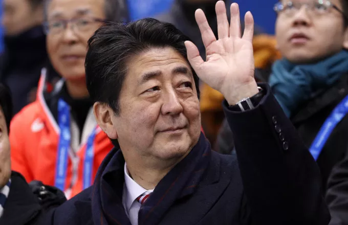 Σε «καυτά νερά» ο πρωθυπουργός της Ιαπωνίας λόγω σκανδάλου συγκάλυψης