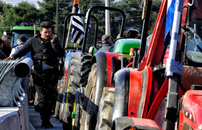 Aγρότες μπλόκαραν την εθνική Αθήνας-Θεσσαλονίκης και στα δύο ρεύματα