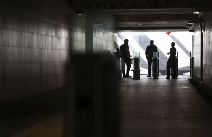 Κουκουλοφόροι «απελευθέρωσαν» τα ακυρωτικά στο σταθμό ΗΣΑΠ του Περισσού