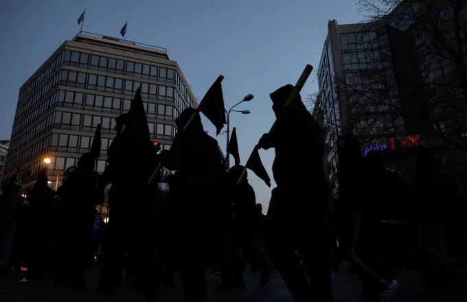 Πορεία αναρχικών στην Αθήνα - Ανάληψη ευθύνης για τον εμπρησμό στο Ελληνικό