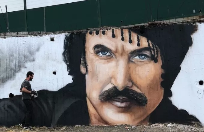 Ο Νίκος Ξυλούρης σε γκράφιτι «υποδέχεται» τους επισκέπτες στα Ανώγεια