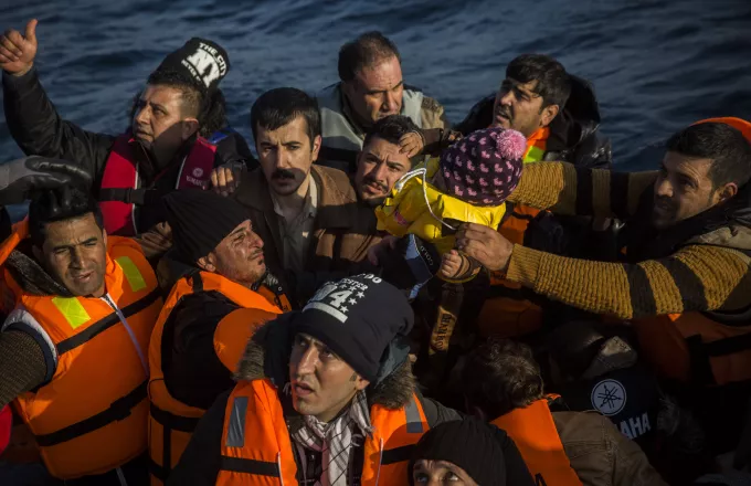 Σε πλοίο της Frontex και ιταλικό λιμάνι μεταφέρονται οι 450 μετανάστες