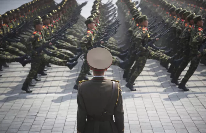 Στρατιωτική παρέλαση διεξήχθη στην Πιονγκγιάνγκ σύμφωνα με τη Σεούλ