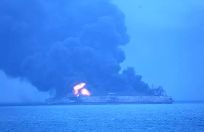Κίνα: Κίνδυνος έκρηξης δεξαμενόπλοιου μετά τη σύγκρουση με φορτηγό-πλοίο