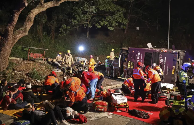 Χονγκ Κονγκ: 19 νεκροί, εξήντα τραυματίες σε ανατροπή διώροφου λεωφορείου