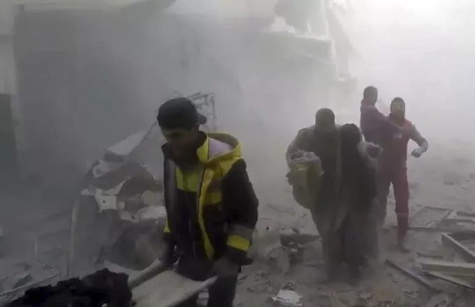 Συρία: 25 άμαχοι νεκροί από αεροπορικές επιδρομές σε θύλακα του ΙΚ