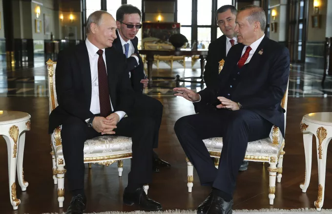 Μεσολαβητικό ρόλο ανάμεσα σε Τραμπ και Πούτιν διεκδικεί ο Ερντογάν