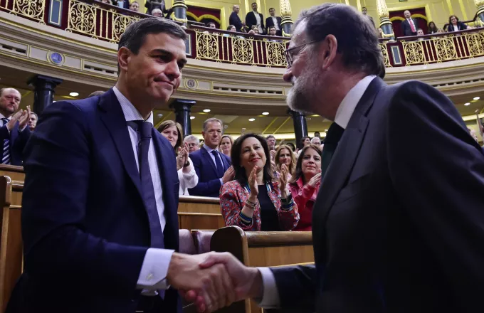 Έπεσε η κυβέρνηση Ραχόι στην Ισπανία, αναλαμβάνουν οι Σοσιαλιστές