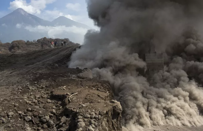 Γουατεμάλα: Σε επιφυλακή λόγω νέων εκρήξεων στον κρατήρα του "Φουέγκο"