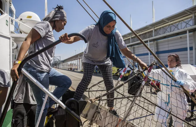  Πλοιάριο με 450 μετανάστες σε αναζήτηση λιμένα στην κεντρική Μεσόγειo