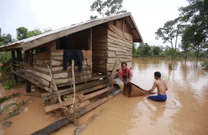 Διασώστες απεγκλωβίζουν μωρό από πλημμυρισμένη καλύβα στο Λάος (Βίντεο)