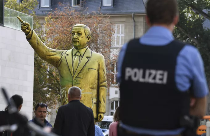 Γερμανία: Απέσυραν άγαλμα του Ερντογάν από φεστιβάλ τέχνης λόγω αντιδράσεων
