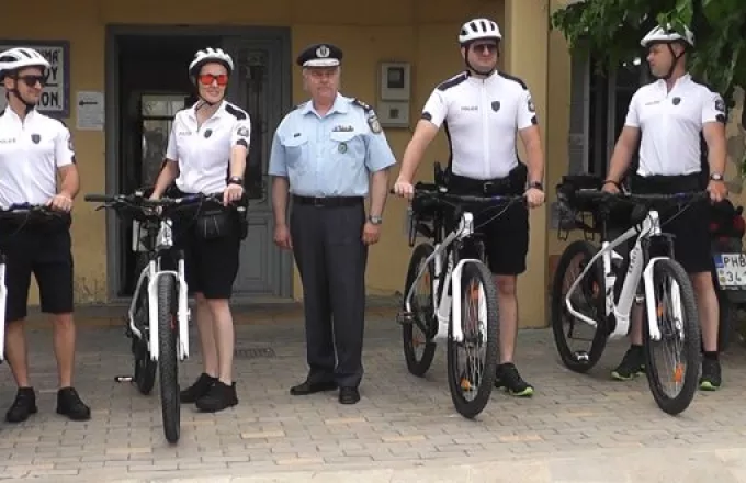Ποδηλάτες αστυνόμοι στους δρόμους σε τρεις πόλεις της Κρήτης (video)