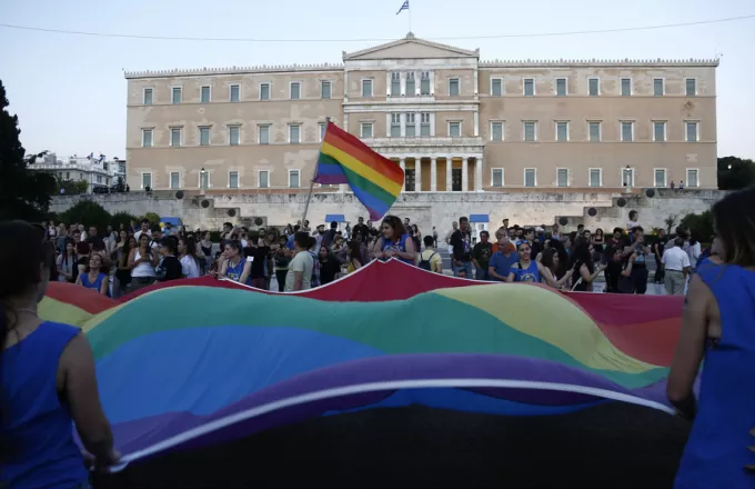 Στα χρώματα των ΛΟΑΤΚΙ ντύνεται για πρώτη φορά η Βουλή για το Athens Pride