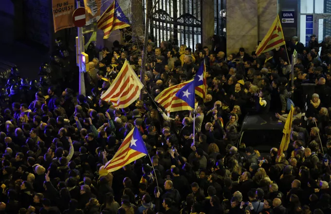 Κατηγορίες για εξέγερση απήγγειλε η Ισπανία εναντίον 13 καταλανών ηγέτών