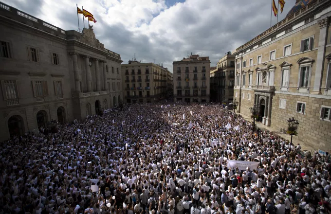 Μεγάλες πορείες υπέρ της ενότητας και του διαλόγου σε Μαδρίτη και Βαρκελώνη