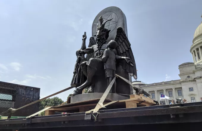 Ο Σατανικός Ναός τοποθέτησε άγαλμα δαίμονα έξω από το καπιτώλιο του Άρκανσο
