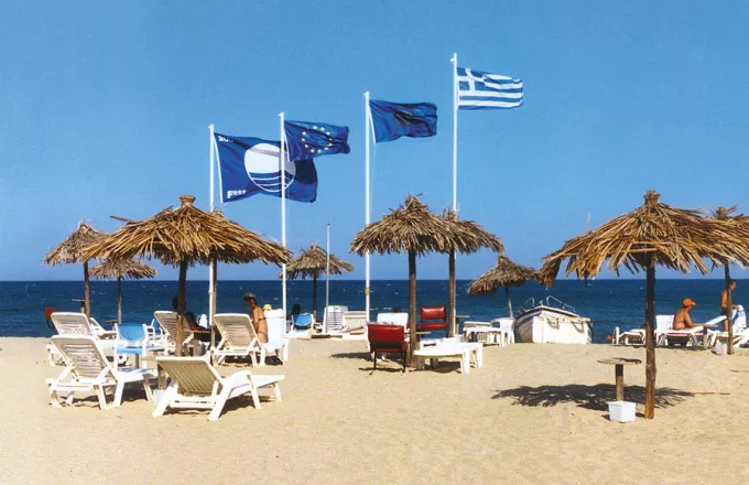 Αφαιρέθηκαν οι «Γαλάζιες Σημαίες» από 38 ελληνικές παραλίες