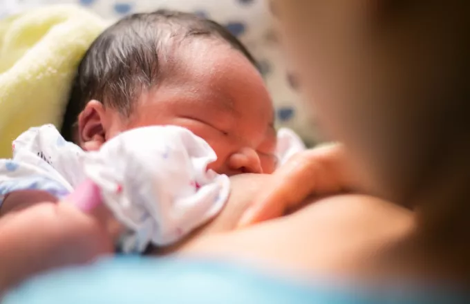 Γεγονός η πρώτη στον κόσμο τρανς που μπόρεσε να θηλάσει μωρό με το γάλα της