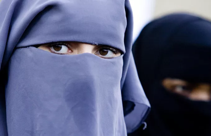 Δανία: Κόμματα εξετάζουν και φυλάκιση για μουσουλμάνες που φορούν μπούρκα 