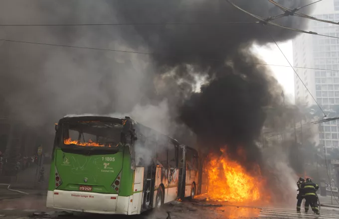 Τραγωδία με 52 νεκρούς από πυρκαγιά σε λεωφορείο στο Καζακστάν
