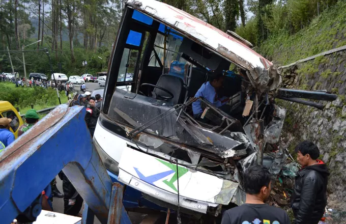 Τουλάχιστον 27 νεκροί από τη συντριβή τουριστικού λεωφορείου στην Ινδονησία