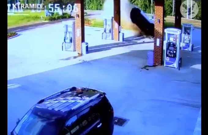 ΗΠΑ: Γυναίκα καρφώνει το αυτοκίνητό της σε βενζινάδικο (ΒΙΝΤΕΟ)