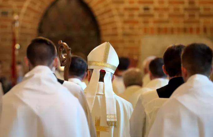 Φάκελος με στοιχεία για 40 «γκέι κληρικούς» στάλθηκε στο Βατικανό