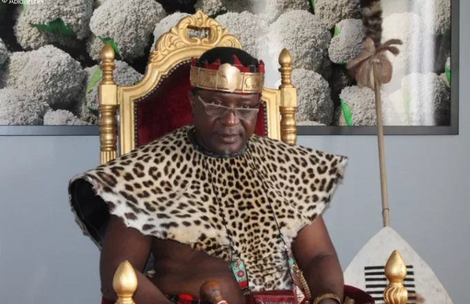 Αφρικανός βασιλιάς βαφτίστηκε χριστιανός στο Άγιον Όρος (video)