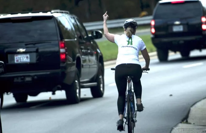 Μήνυση κατά του εργοδότη της έκανε ποδηλάτισσα που απολύθηκε για άσεμνη χειρονομία στον Τραμπ
