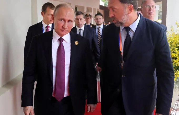 Ο ρώσος ολιγάρχης Ντερίπασκα υποχωρεί υπό το βάρος των κυρώσεων των ΗΠΑ